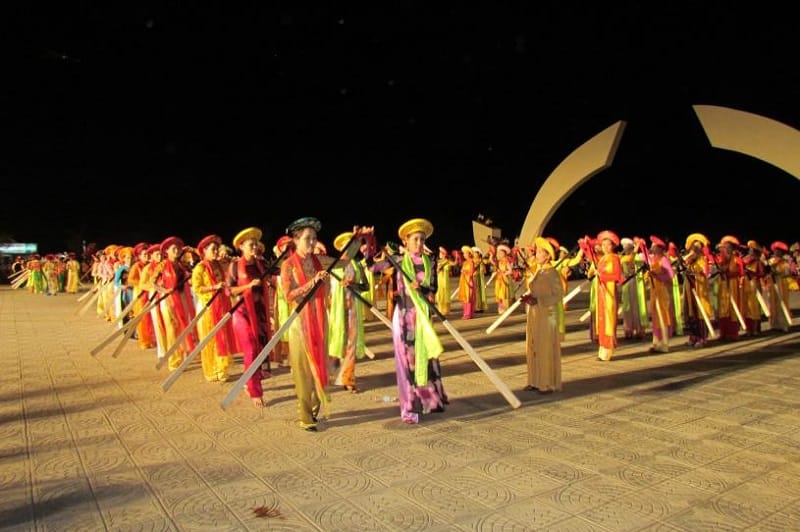 Quang Binh coastal boat racing and flower dance festival