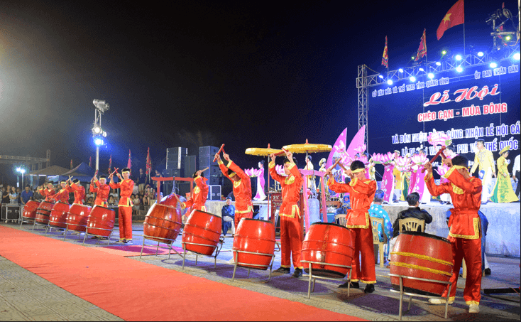 Quang Binh coastal boat racing and flower dance festival