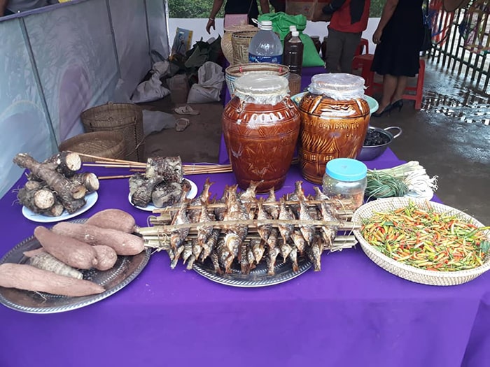 Food stalls at the March Full Moon Festival in Minh Hoa district with many unique specialties