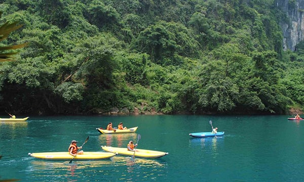 Tourists kayaking on the Son River